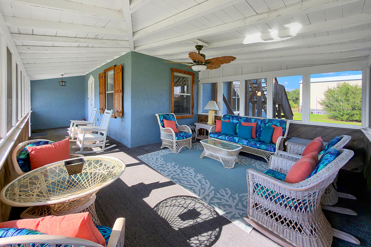 Screened in porch with plenty of seating
