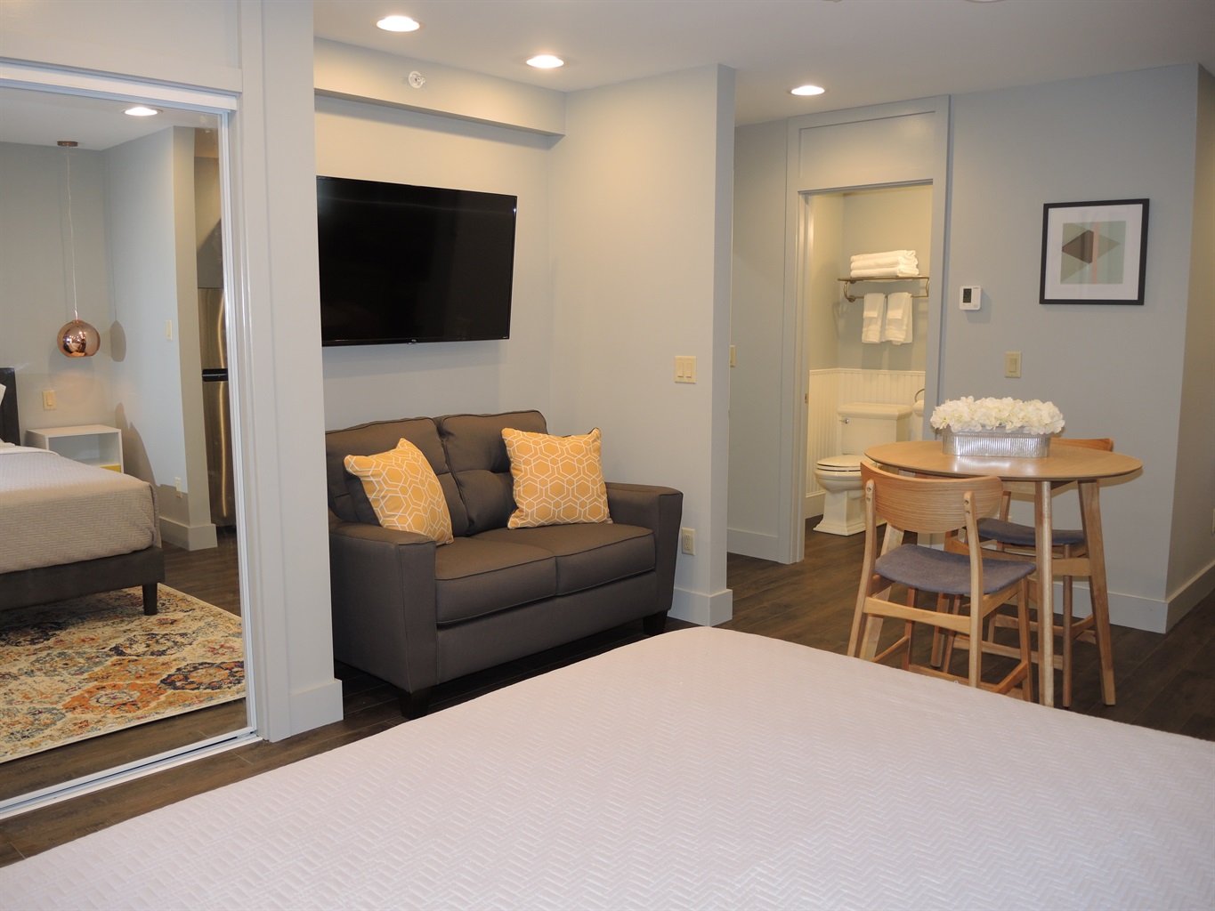 Creamery Apt 11 Dining and seating