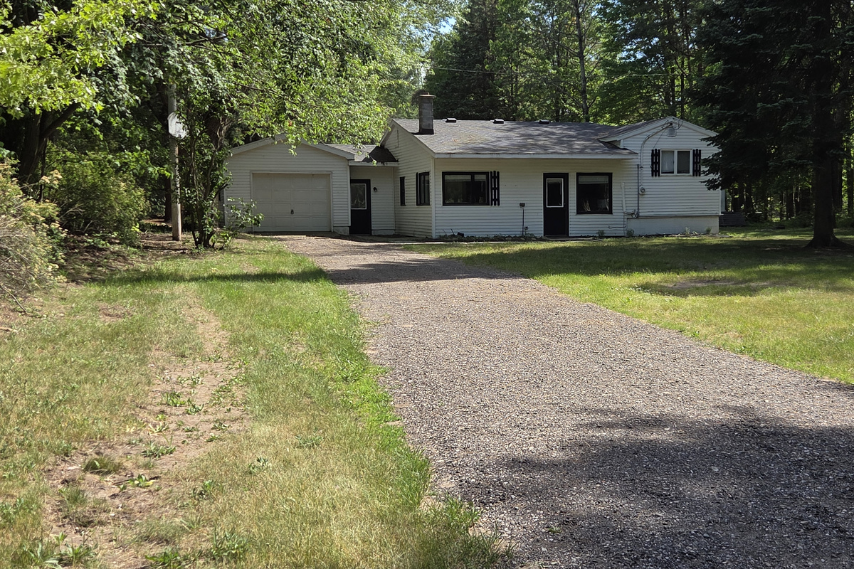 Driveway view of the house 
