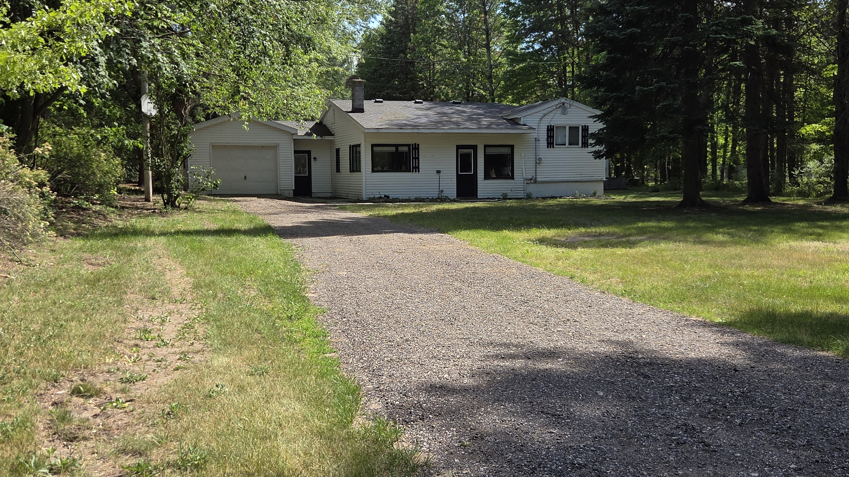Driveway view of the house 
