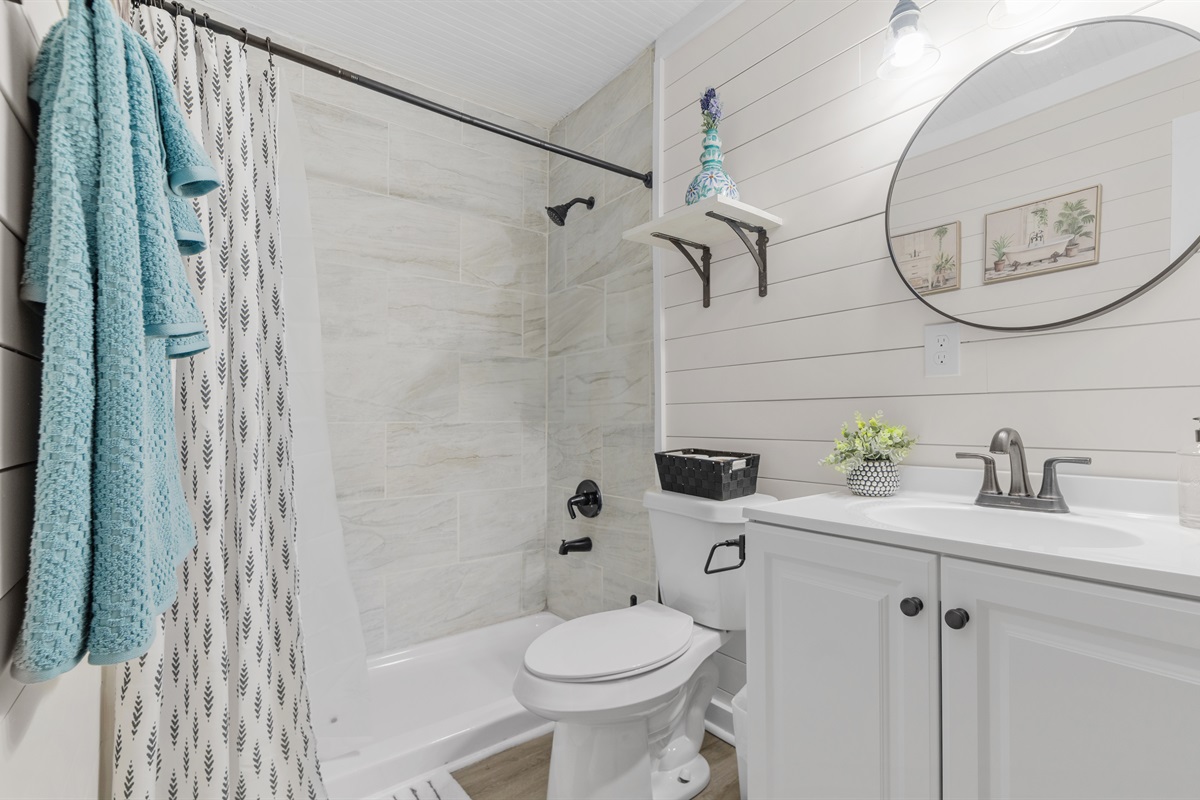 Full bathroom on main level- Creekside Cottage 