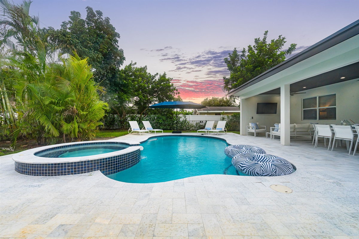 Lounge, swim, and soak under the Florida sun&mdash;this backyard is your personal paradise.