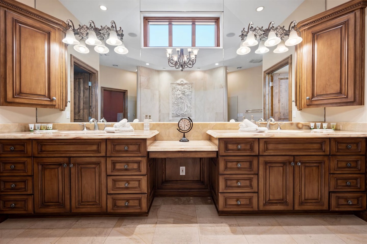 7BR+ Bonus Room Phoenician Mansion w/ Hot Tub&Pool-Heat Avail! — 7BR+Bonus Room Phoenician Estate • Heated Pool + Hot Tub, Phoenix, Arizona — photo 23