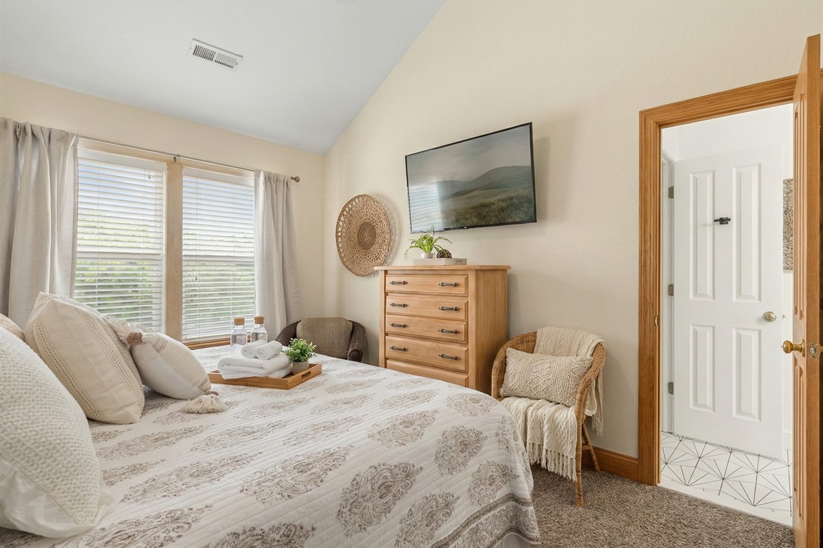 Cozy & Inviting – A Perfect Third-Floor Bedroom!