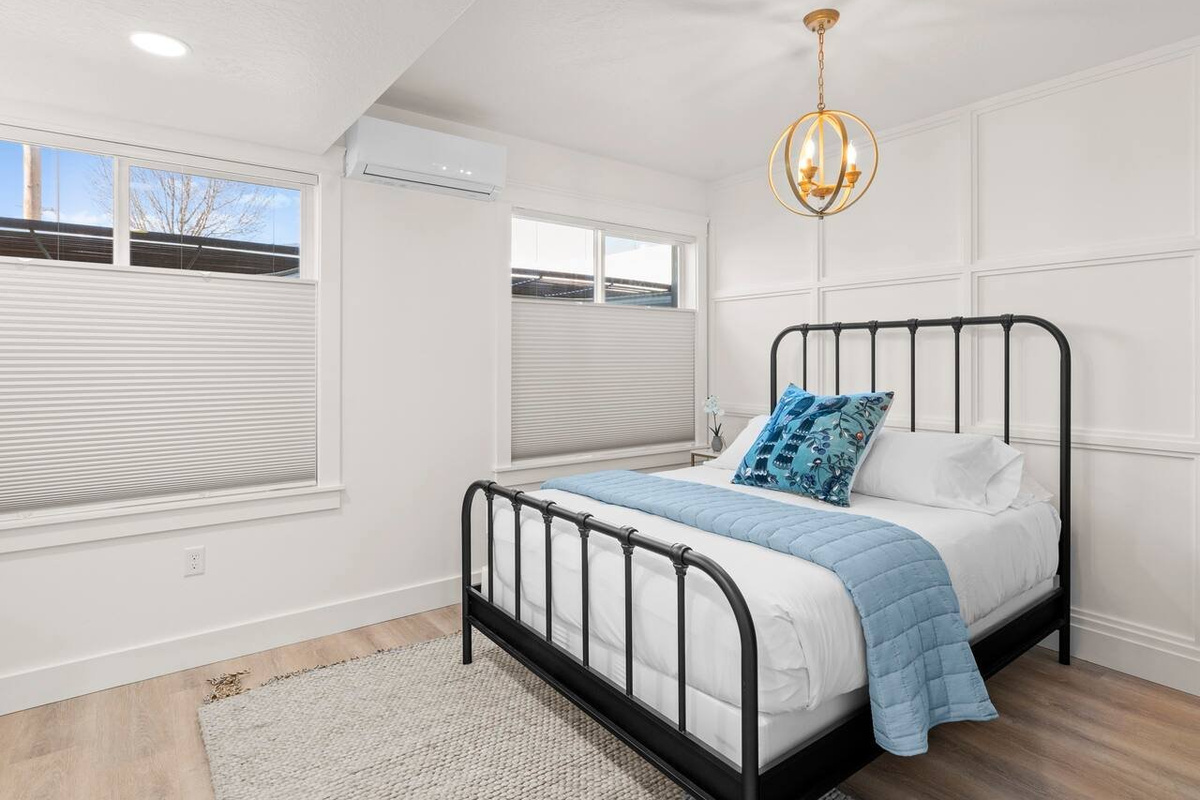 Roomy & Stylish Haven: Guesthouse Queen Bedroom