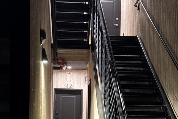 Well-lit, step free breezeway to the front door