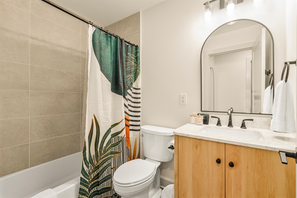 Main level full bathroom with tub/shower.