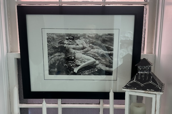 We love to share our love for art and photography.