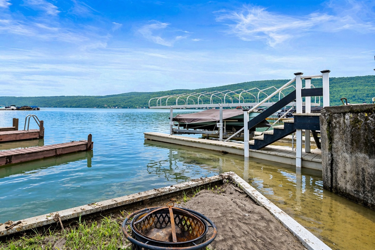 Enjoy the beauty of the lake with easy access to the dock and a cozy fire pit area perfect for evening relaxation. 🌅🔥🚤