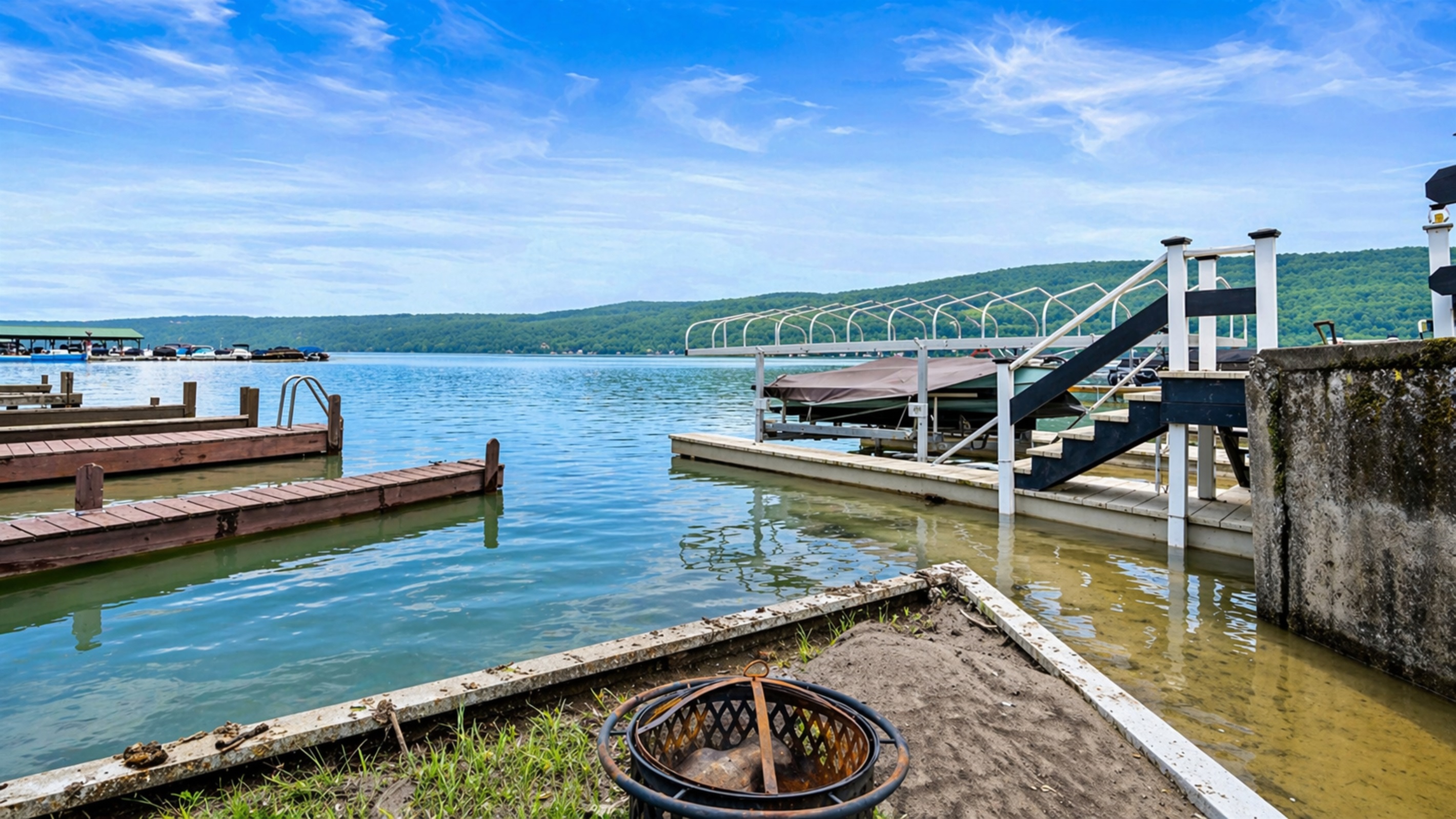 Enjoy the beauty of the lake with easy access to the dock and a cozy fire pit area perfect for evening relaxation. 🌅🔥🚤