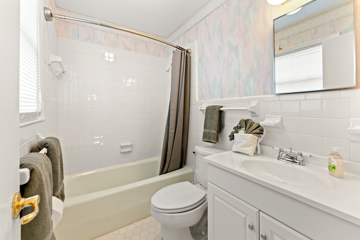 2nd Bathroom on upper level with tub/shower