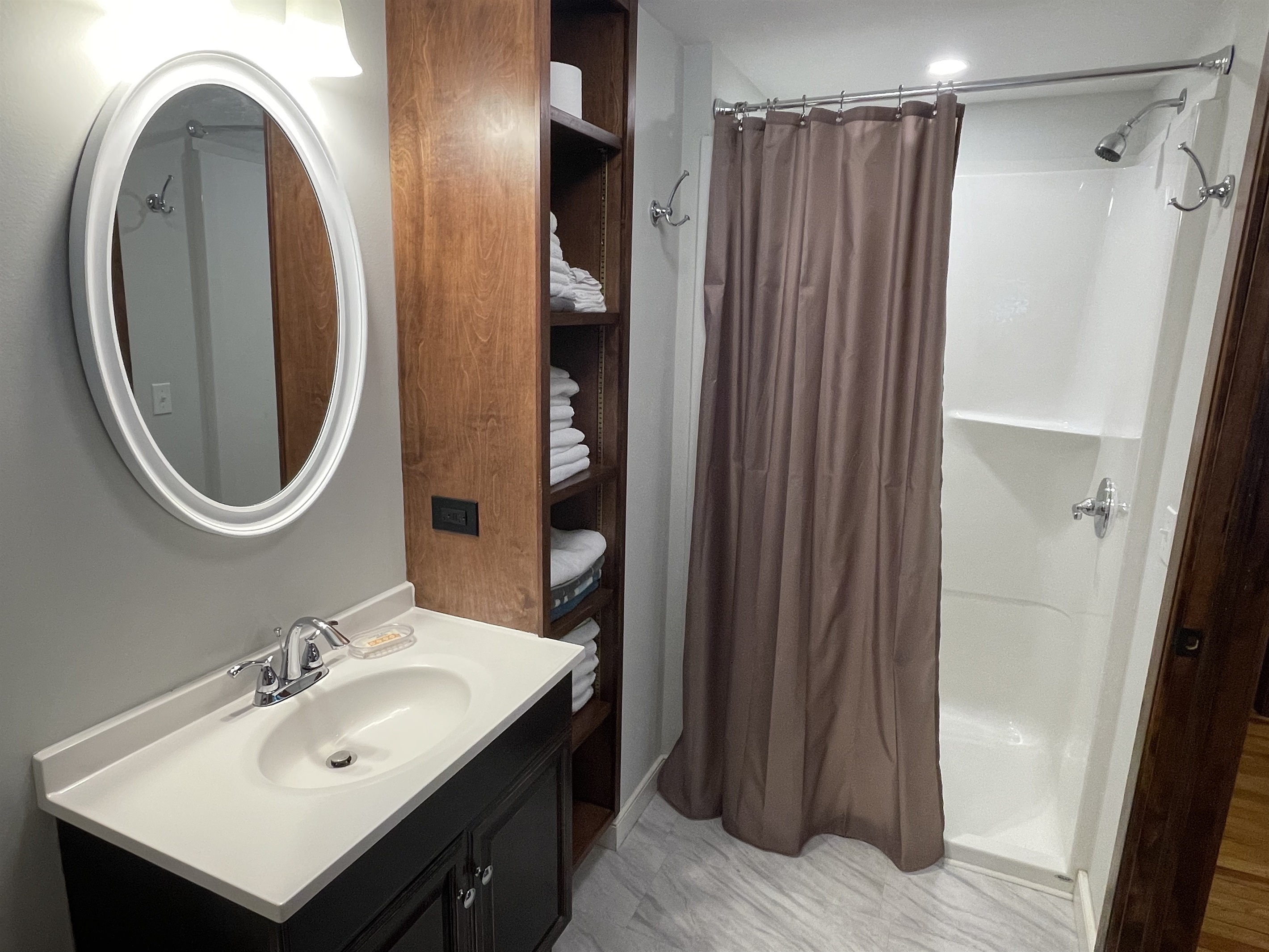 1st floor bath w/ shower