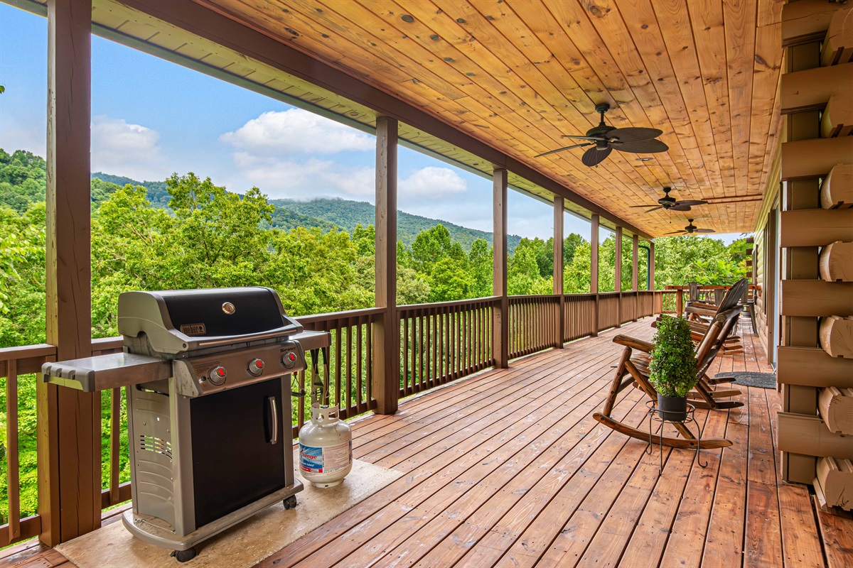 Grill Master's Paradise: Prepare delicious meals with stunning mountain views as your backdrop.
