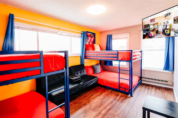 Bunk Bed Hideaway: Double Bunks for Sleepovers, Accompanied by Theater-style Seating and TV Entertainment 🛏️📺