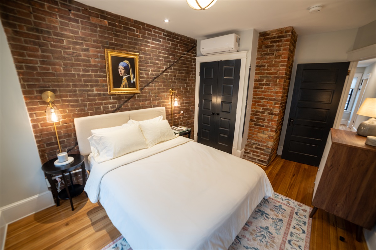 Master bedroom with Queen bed and luxury linens 
