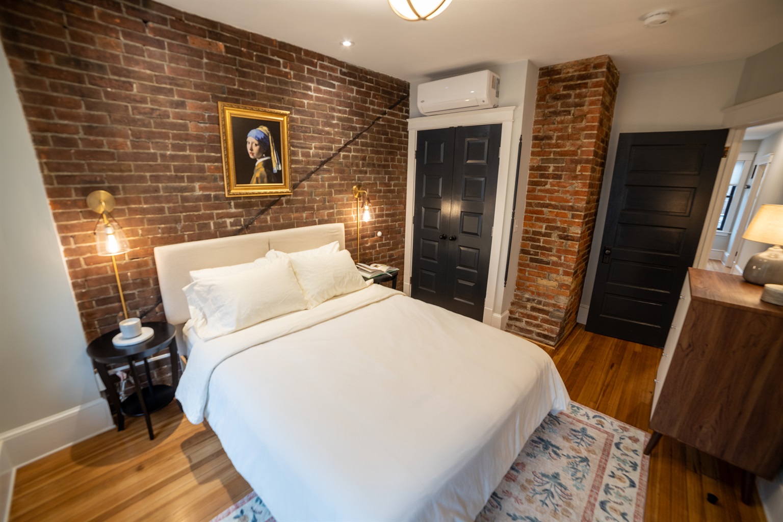 Master bedroom with Queen bed and luxury linens 