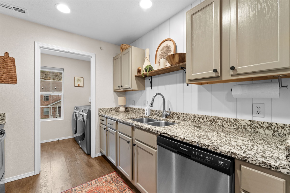Fully equipped kitchen with granite counters