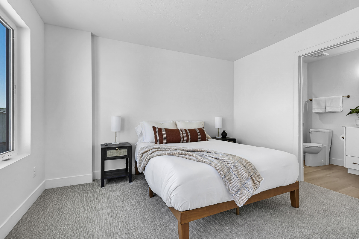 3rd floor bedroom with queen size bed