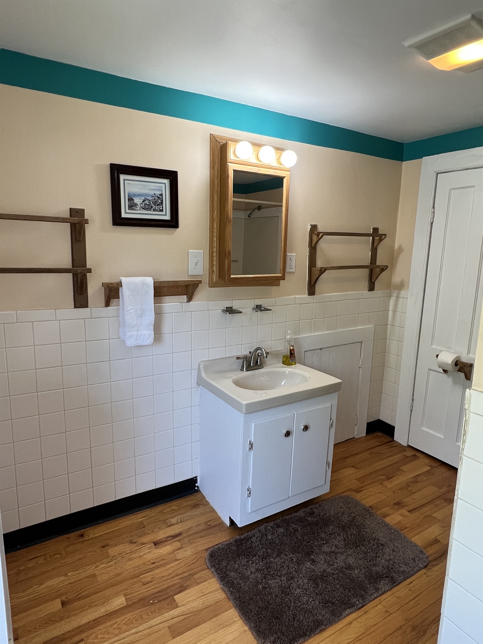 2nd floor bath with tub/shower