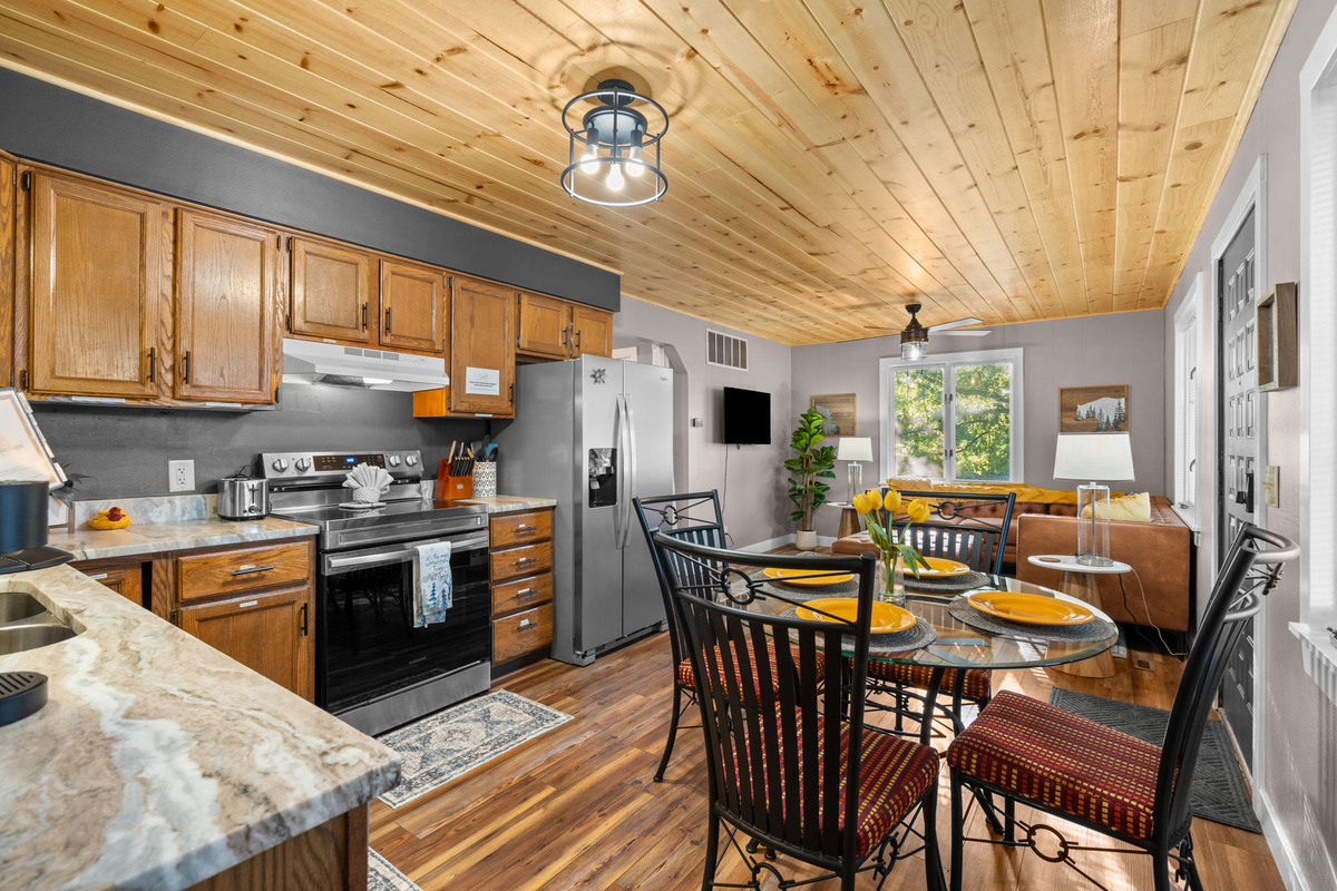 Kitchen complete with all the necessities to cook a delicious meal!