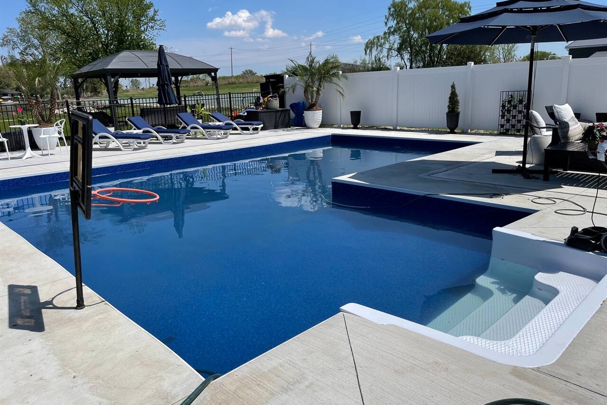 Pool basketball 