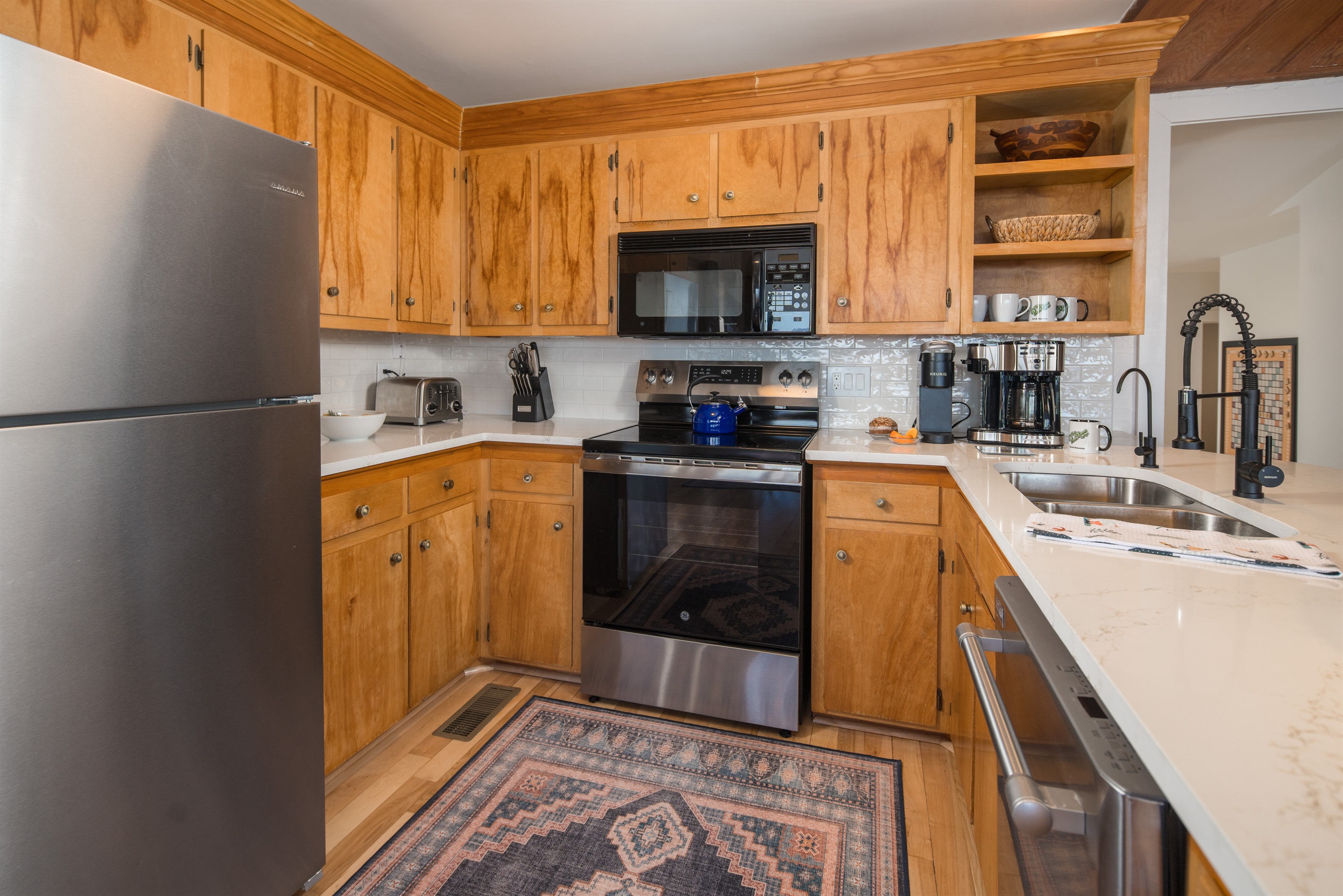 Fully equipped kitchen with modern appliances, perfect for cooking your favorite meals. Includes a separate filtered water faucet, stove, oven, fridge, and microwave.  You can skip the bottled water!