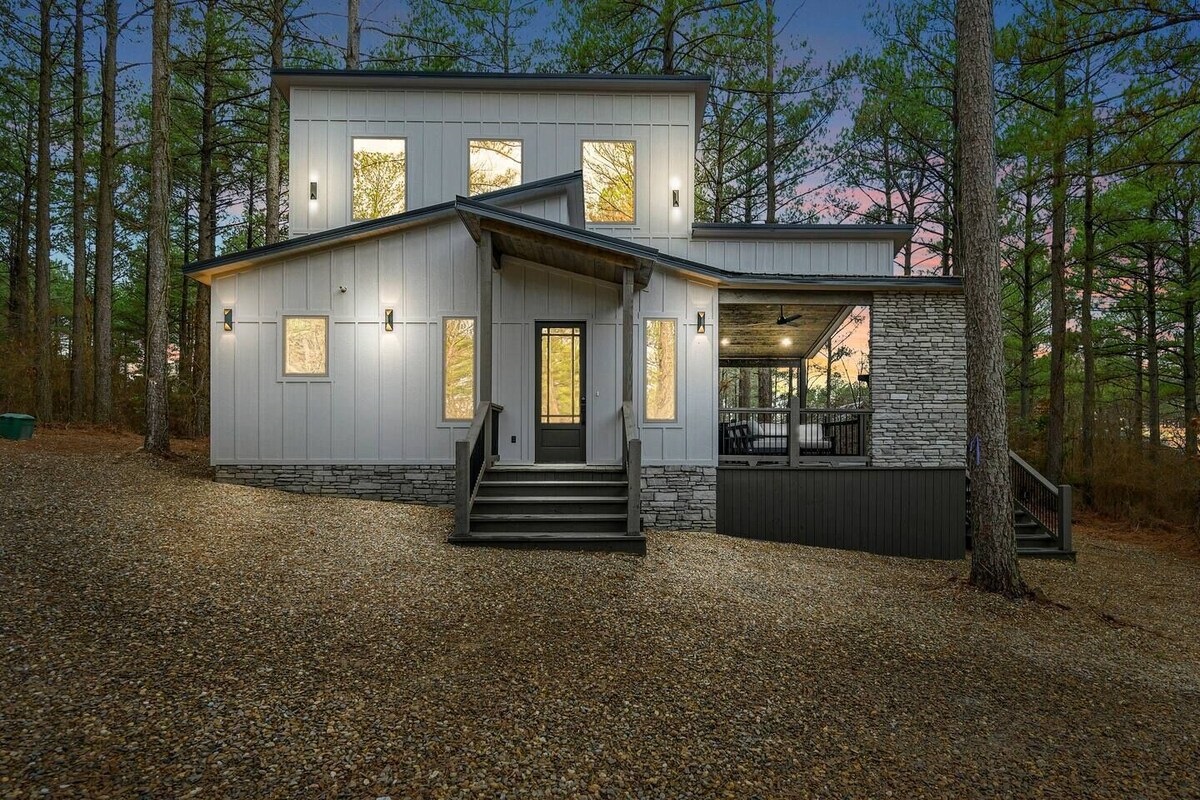 Beautiful cabin tucked into an oversized lot