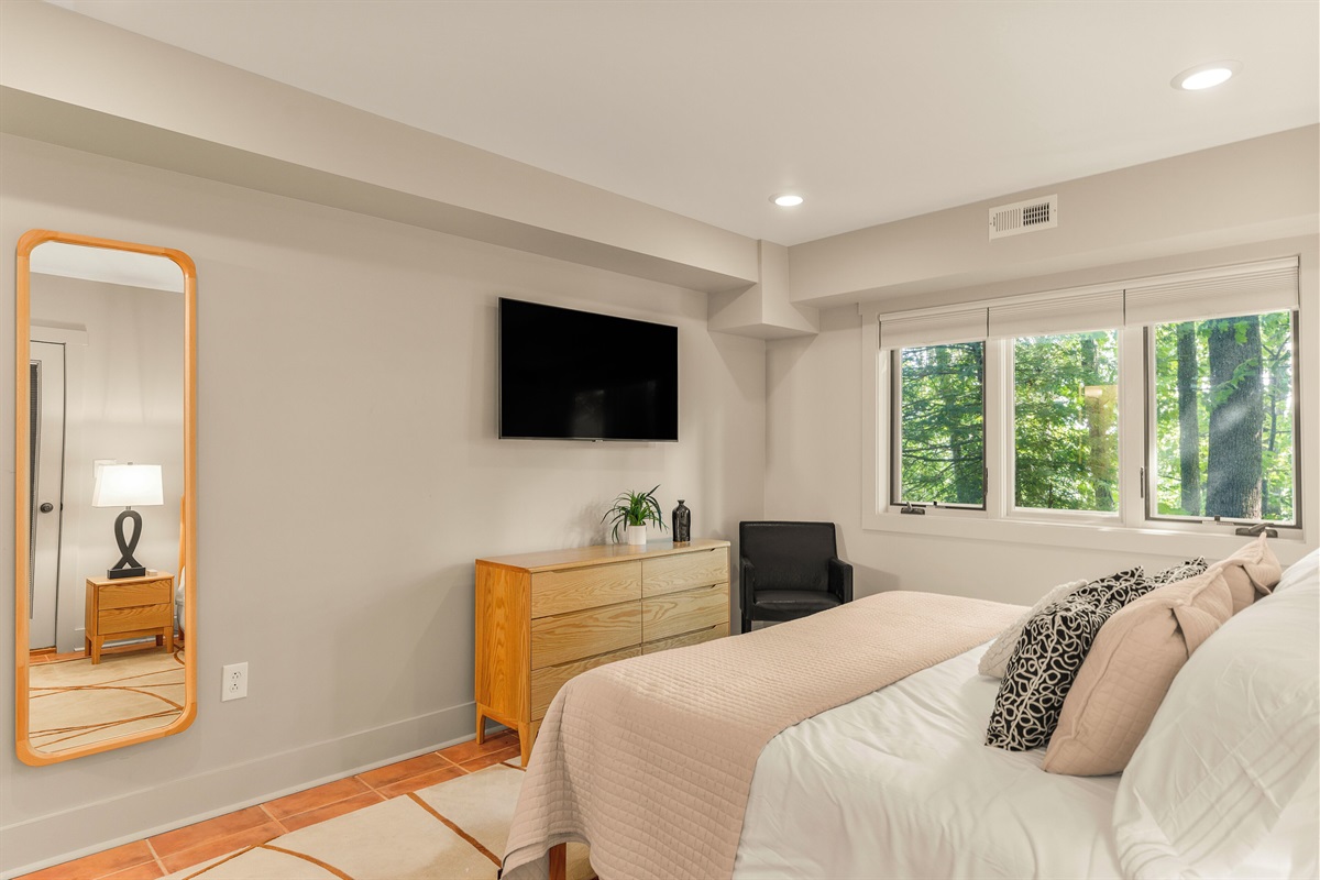 BR5: King bedroom with ensuite bathroom, downstairs