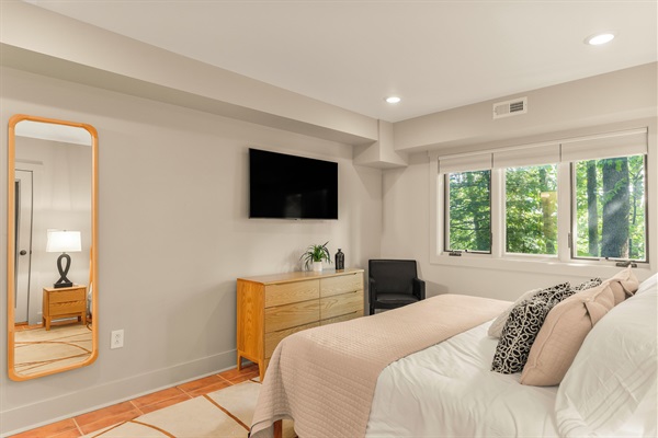 Ensuite bathroom to BR4
BR5: King bedroom with ensuite bathroom, downstairs
