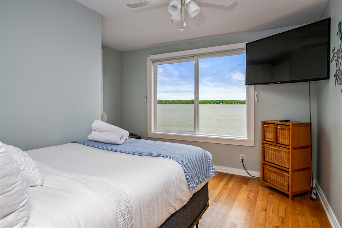 Wake up to stunning lake views from bed—relax with comfort and a front-row seat to nature 🛏️🌊📺