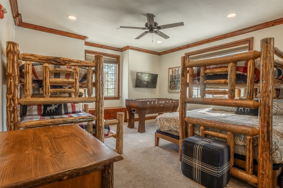 The Mammoth Moose's spacious bunkroom with flexible sleeping (lking, full, twin, twin) gorgeous south facing light, and room to spread out—designed for kids, teens, or extra guests.