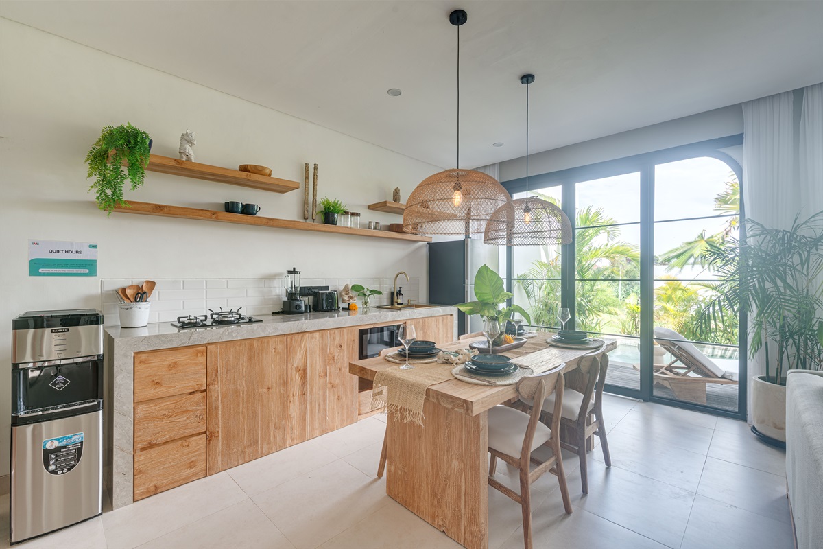Dining area & kitchen