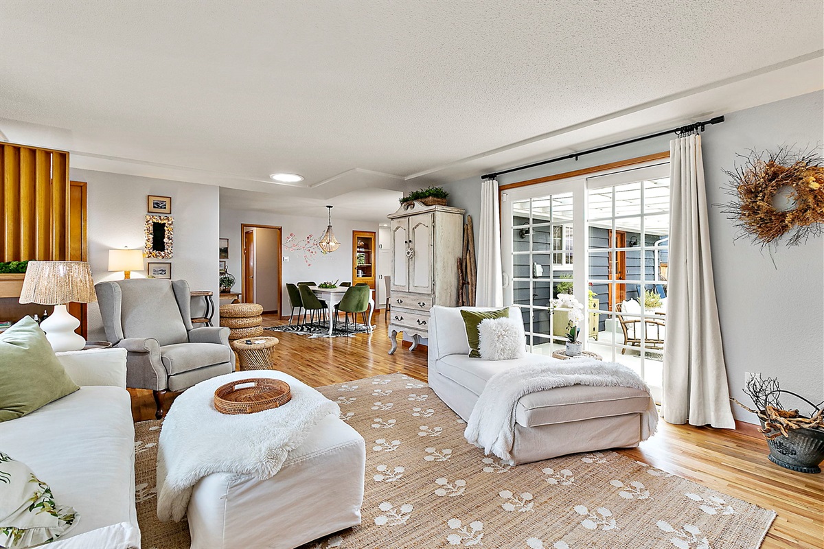 Open, entertainment style layout.