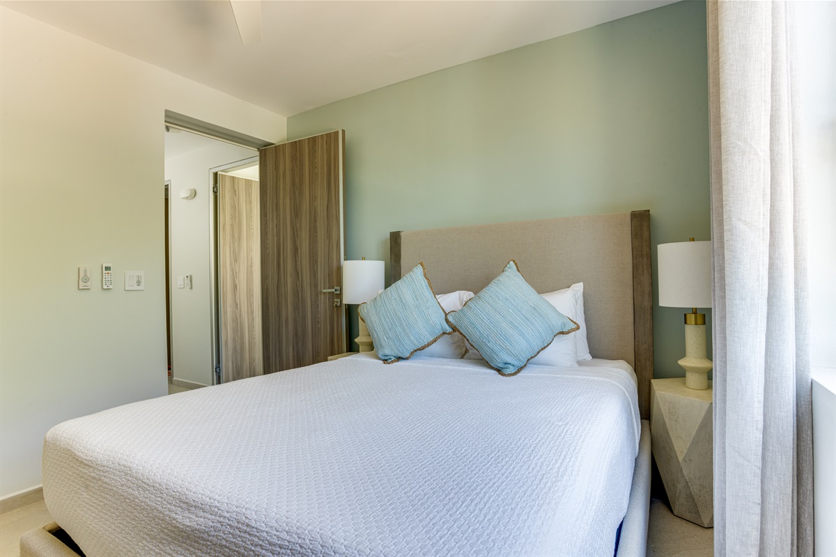 Bedroom 3: Queen Bed
