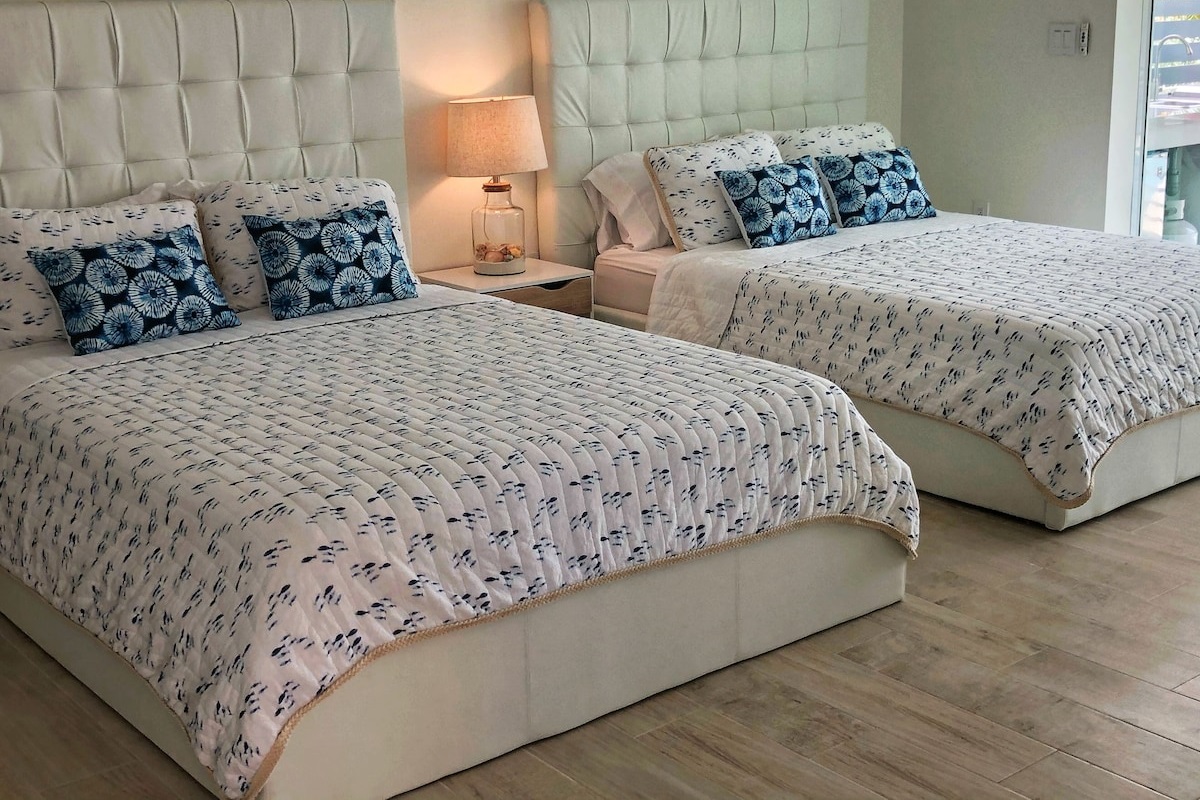Ground Floor Private 2 Queen Bed Suite~ T.V., ~Bath With Large Shower/Poolside