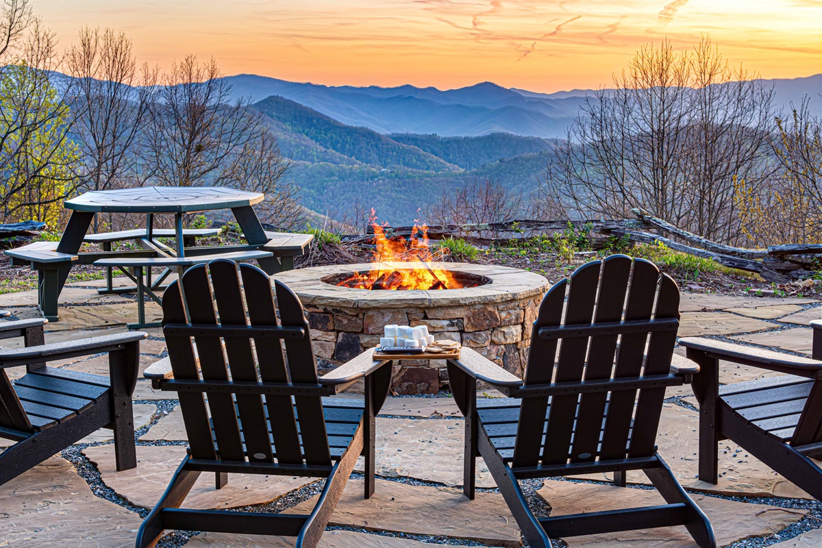 Outdoor Fire Pit: Gather around the fire with stunning mountain views and sunset magic!