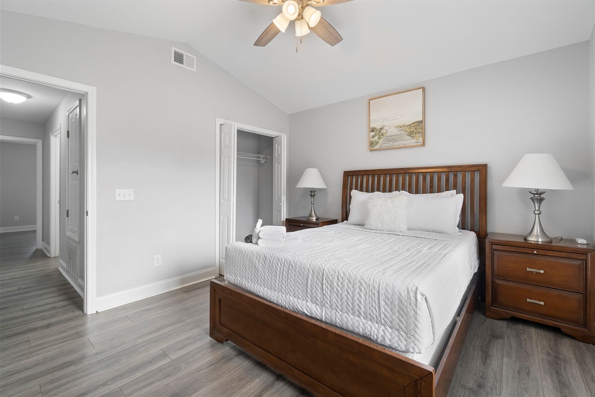 This inviting bedroom is the perfect retreat after a long day of adventure. Featuring a plush queen-size bed, classic matching nightstands, and a calming neutral palette, the room offers comfort and tranquility for every guest.
