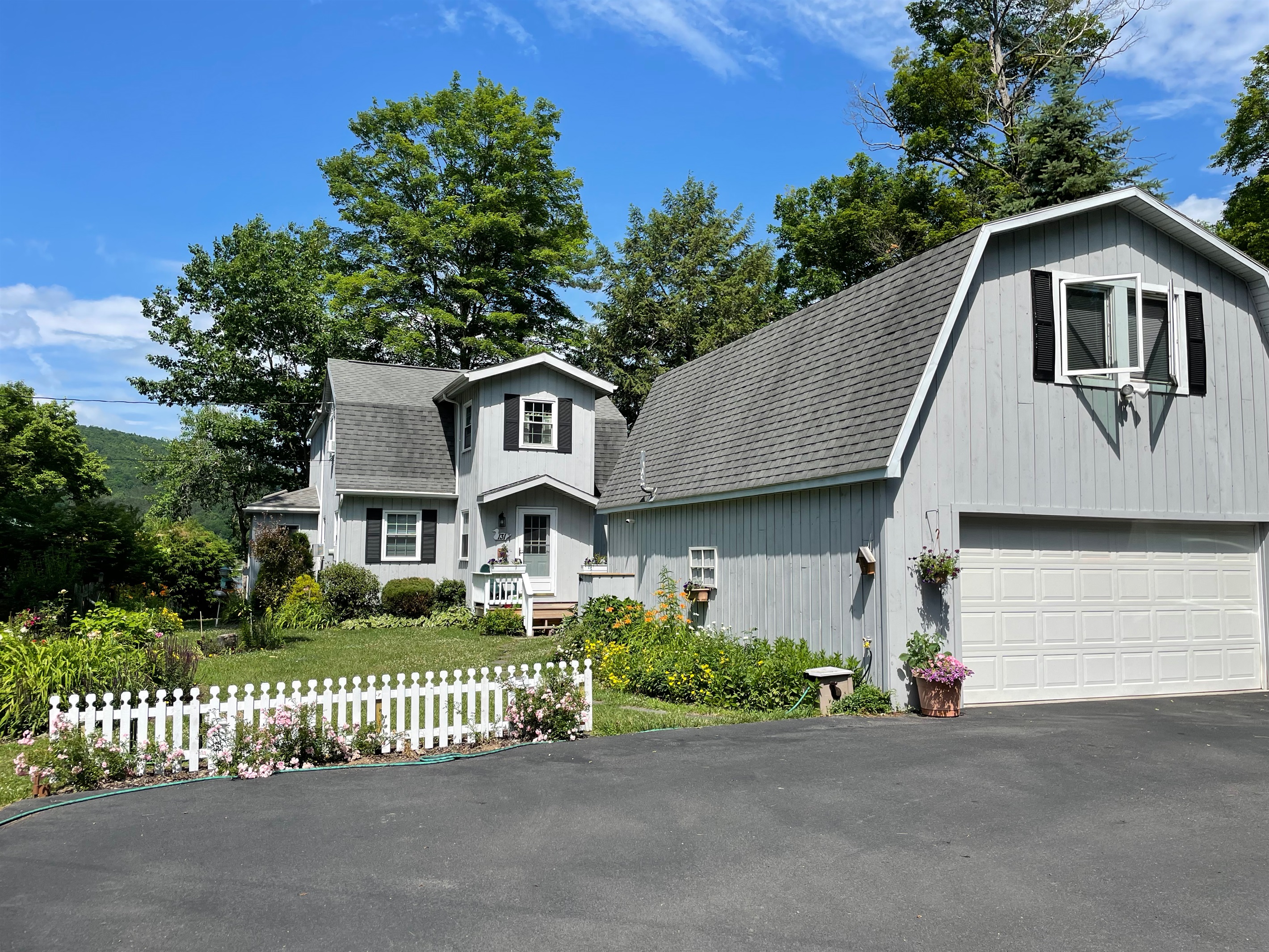 Lakeview Cottage is a private apartment above the garage. Your hosts reside in the main house.