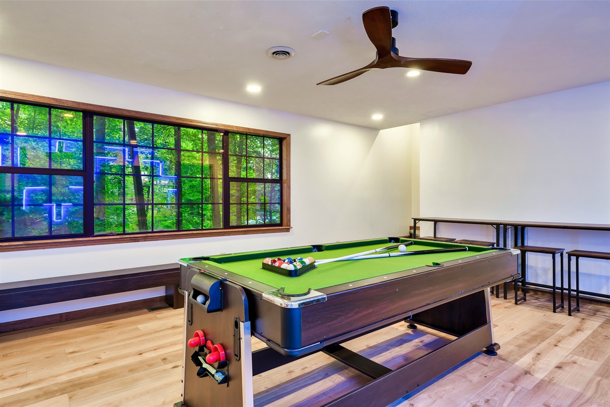 Convertible game table includes pool