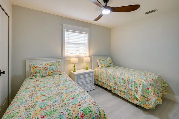 Bedroom #2. Two twin beds