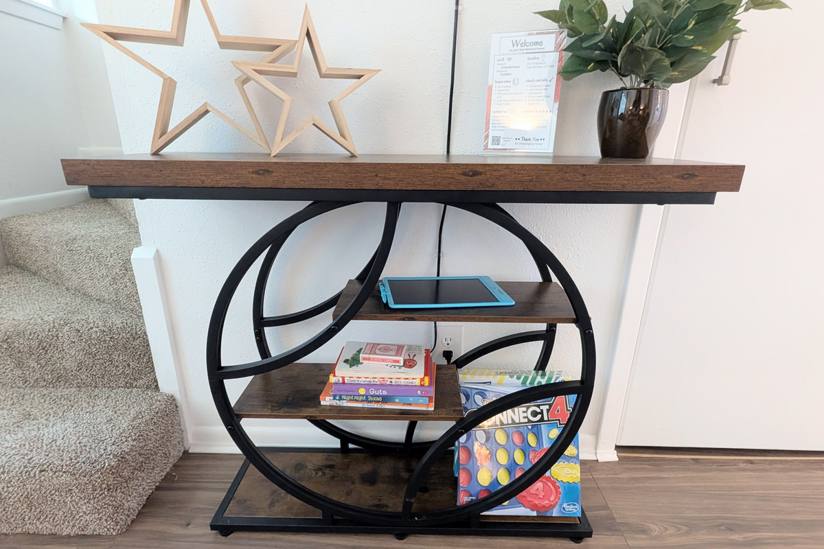 Kids will stay happily entertained with a selection of board games, books, and a fun writing tablet.