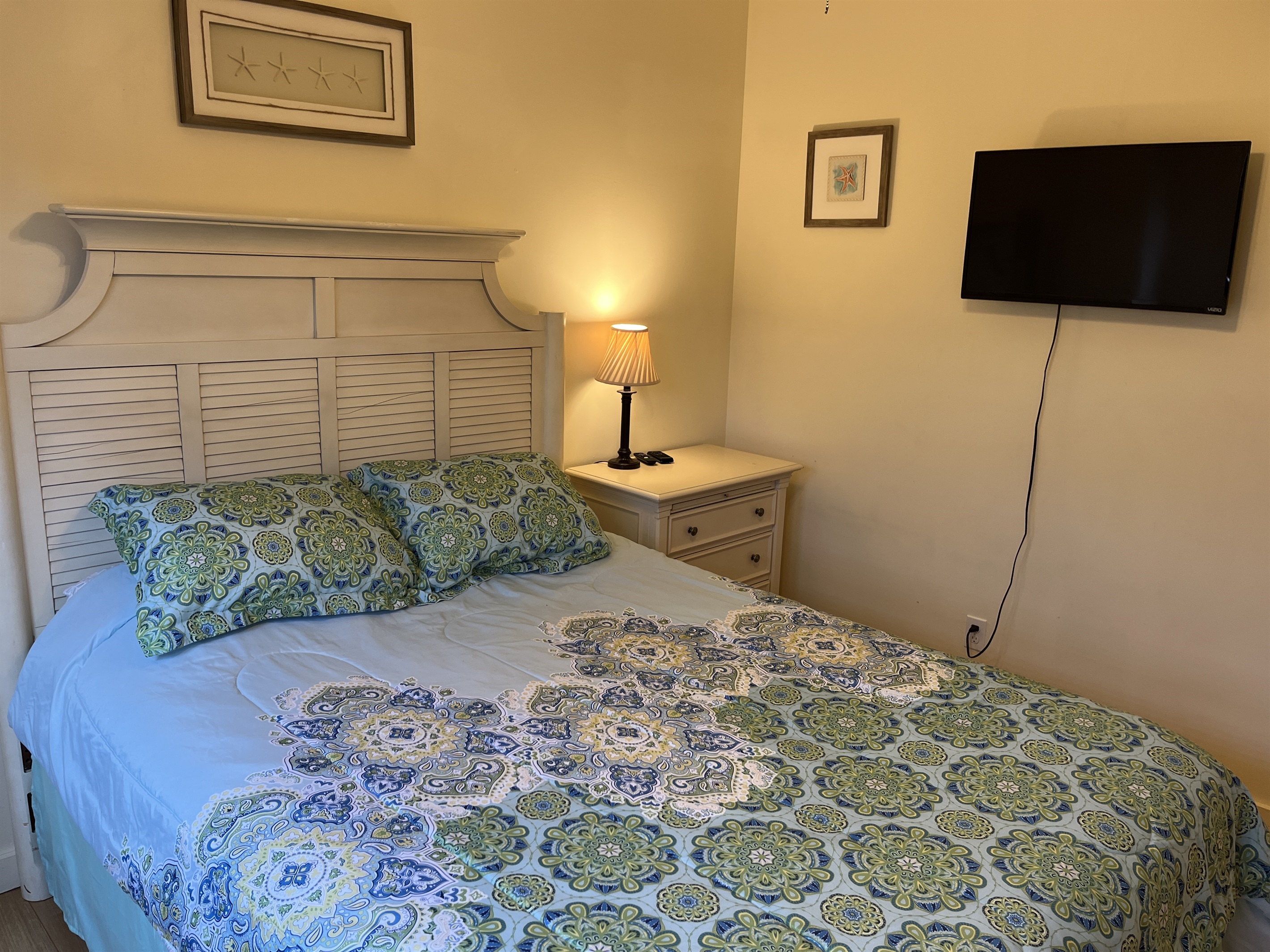 Queen bedroom 2