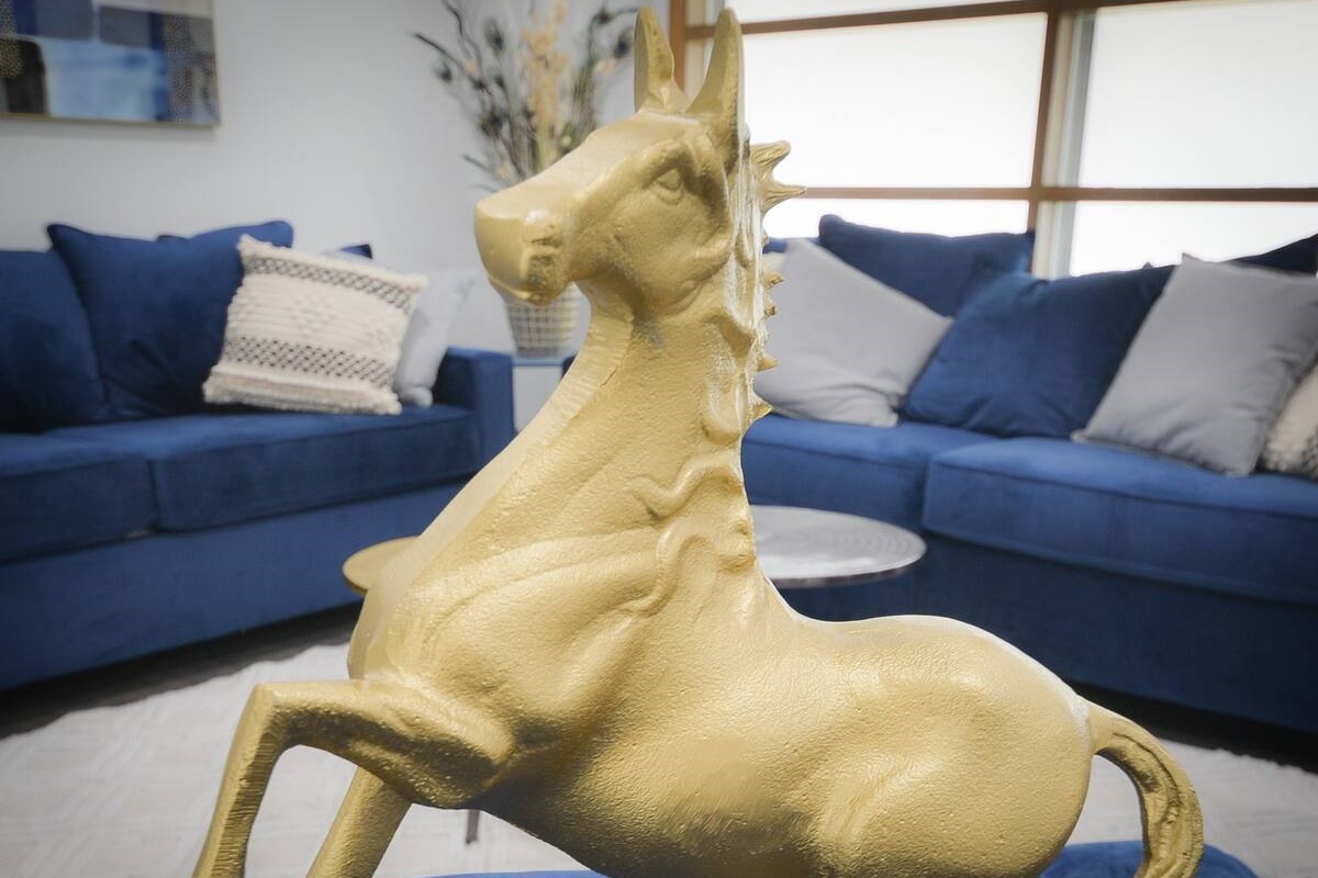 Stay at the Golden Racehorse