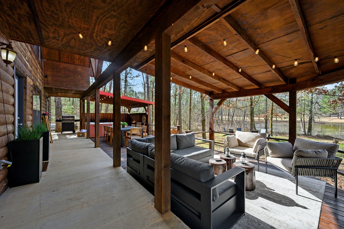 Outdoor Dining Area:
Covered outdoor dining with space for the whole group. Perfect for morning breakfasts, afternoon snacks, or sunset dinners in fresh mountain air.