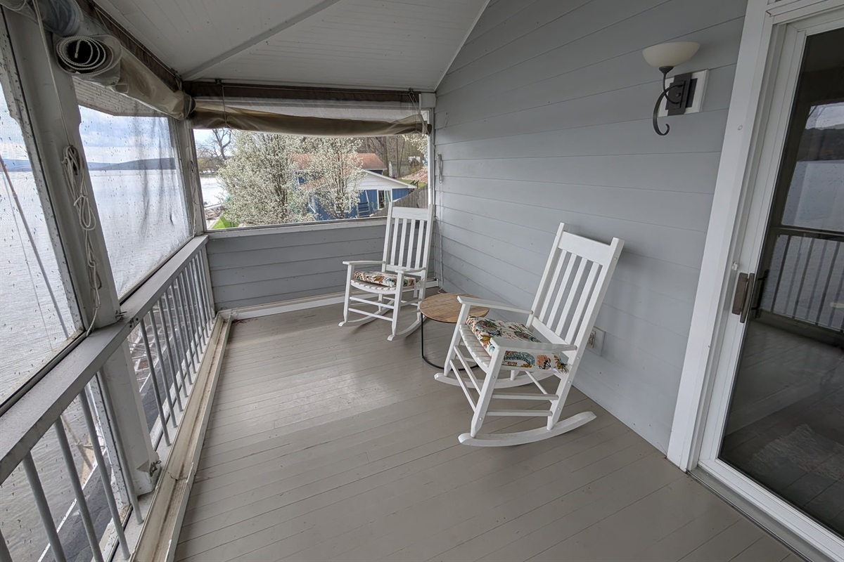 Huge Screened in porch overlooking the lake!
