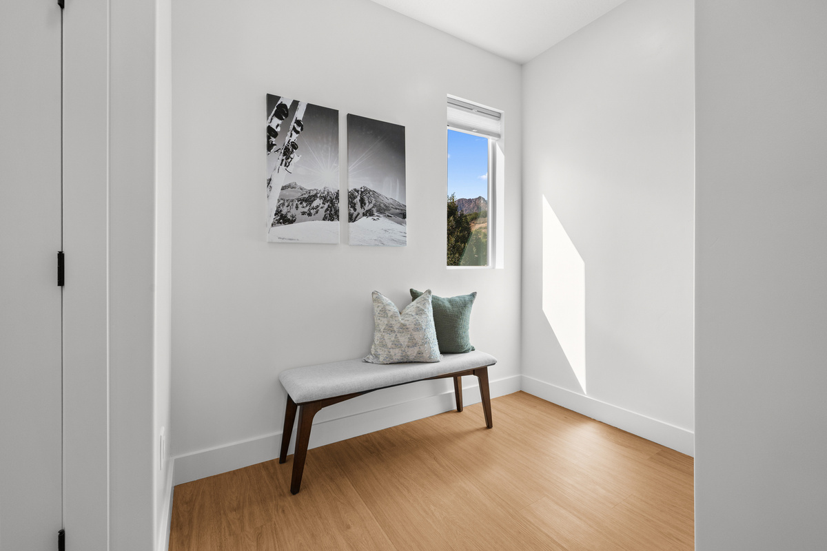 A convenient entry area gives you a comfortable spot to settle in as you come and go throughout your stay.
