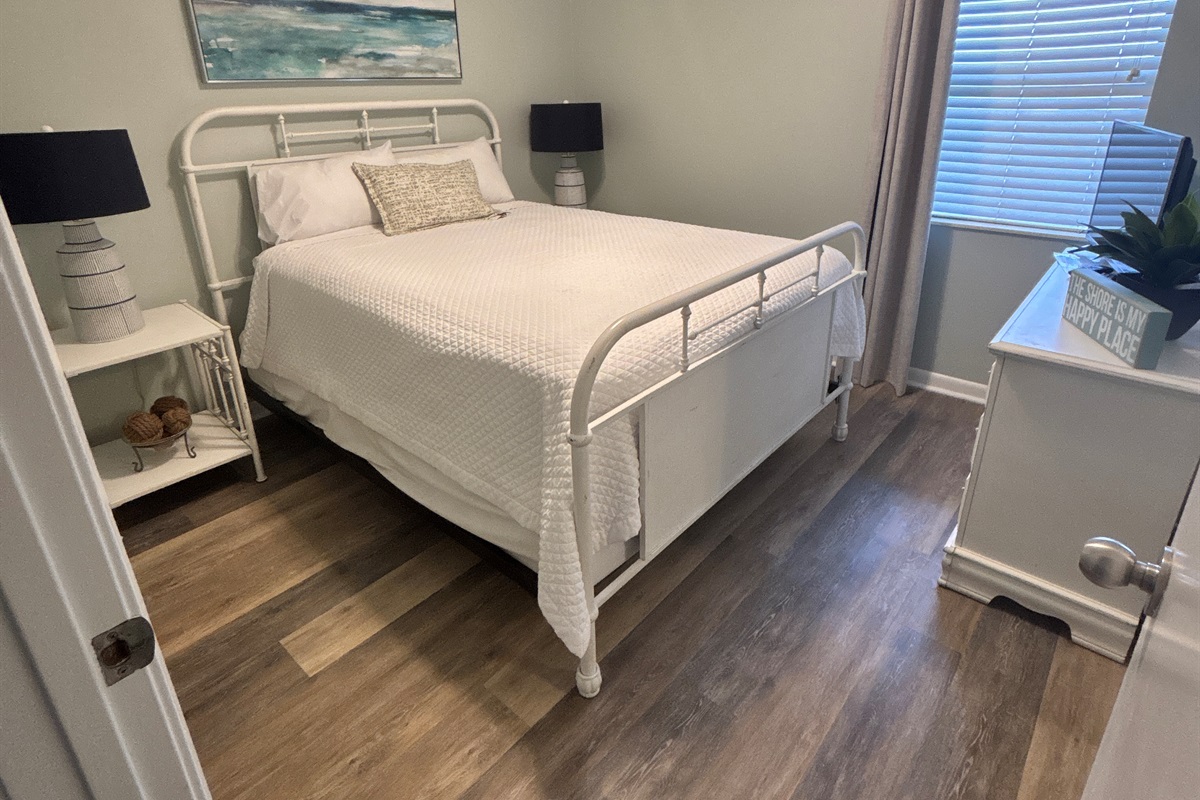 Relax and sleep in on a comfie raised queen bed, complete with smart TV for breakfast in bed!