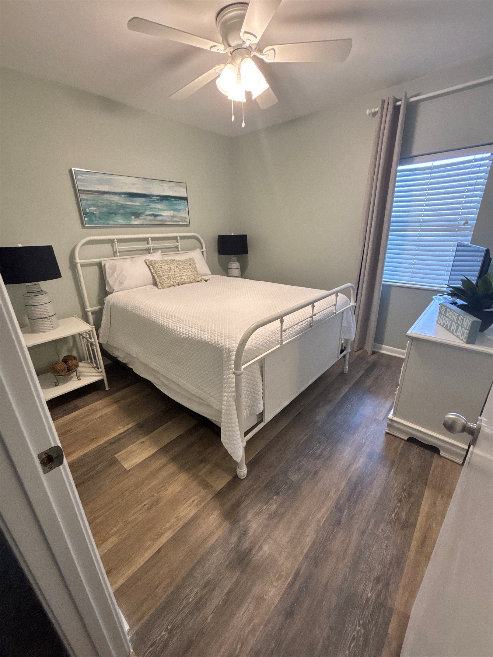 Relax and sleep in on a comfie raised queen bed, complete with smart TV for breakfast in bed!