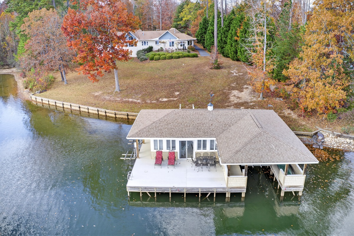 The perfect mix of comfort, privacy, and lakeside beauty.