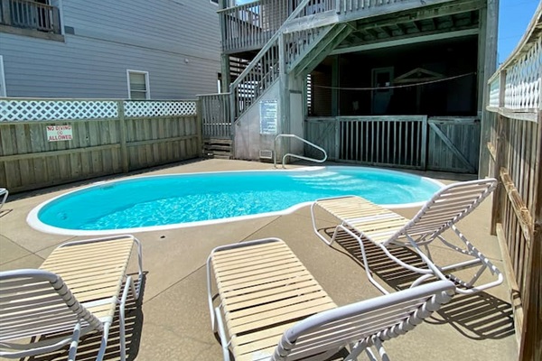 Double deck with access to private pool